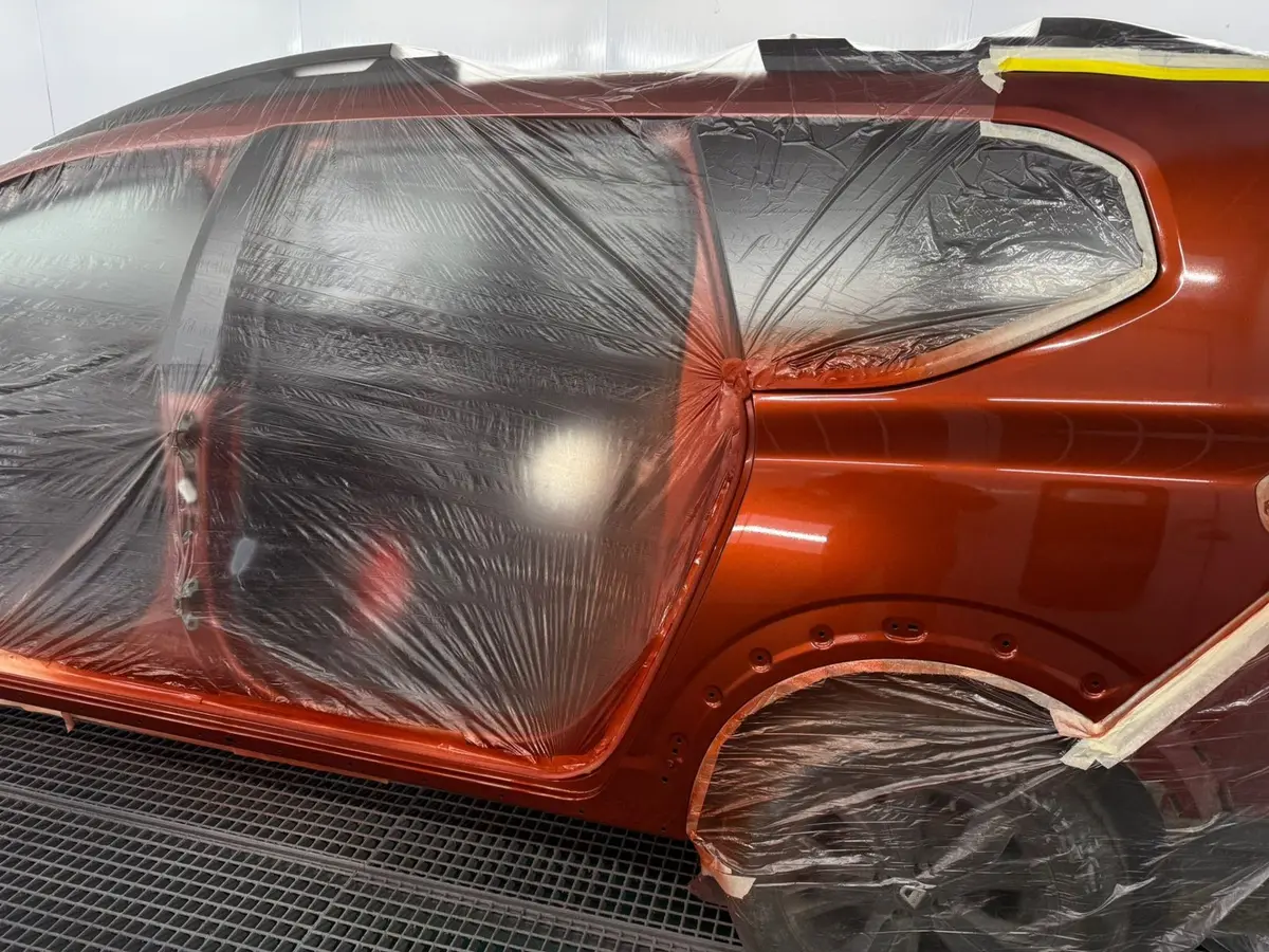 Opravená karoserie Dacia Jogger zakrytá a připravená k lakování