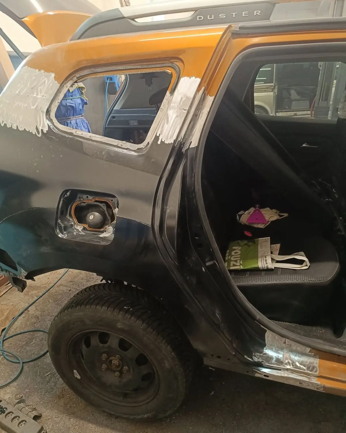 Dacia Duster připravená na lakování, maskovací fólie