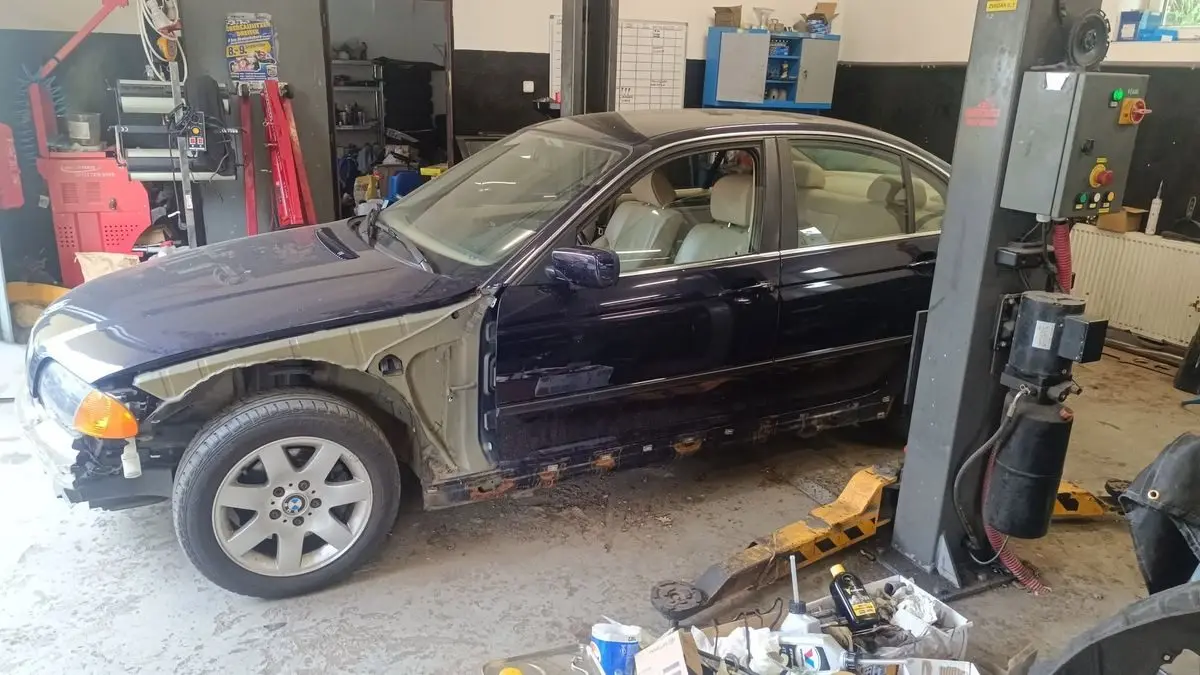 BMW E46 na zvedáku před opravou prahů