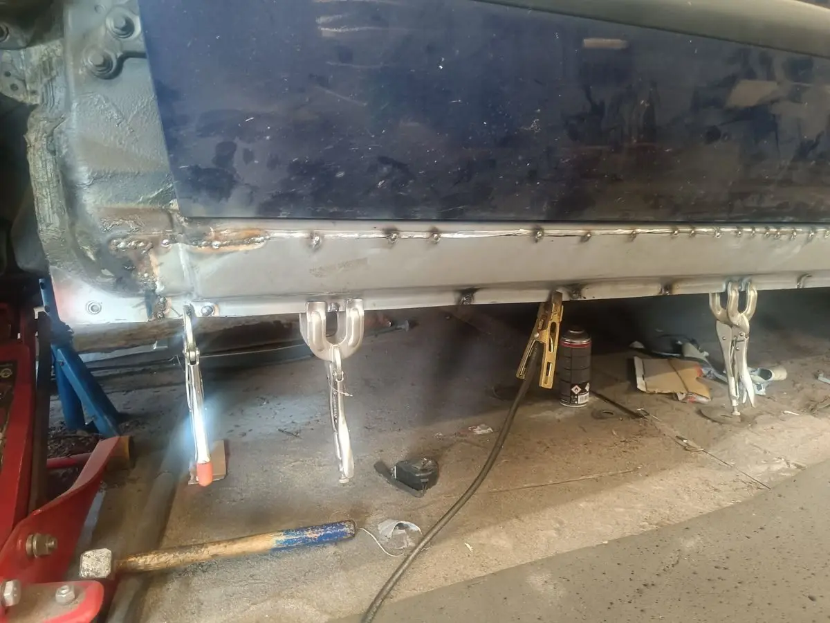 Nově navařený a snýtovaný práh BMW E46