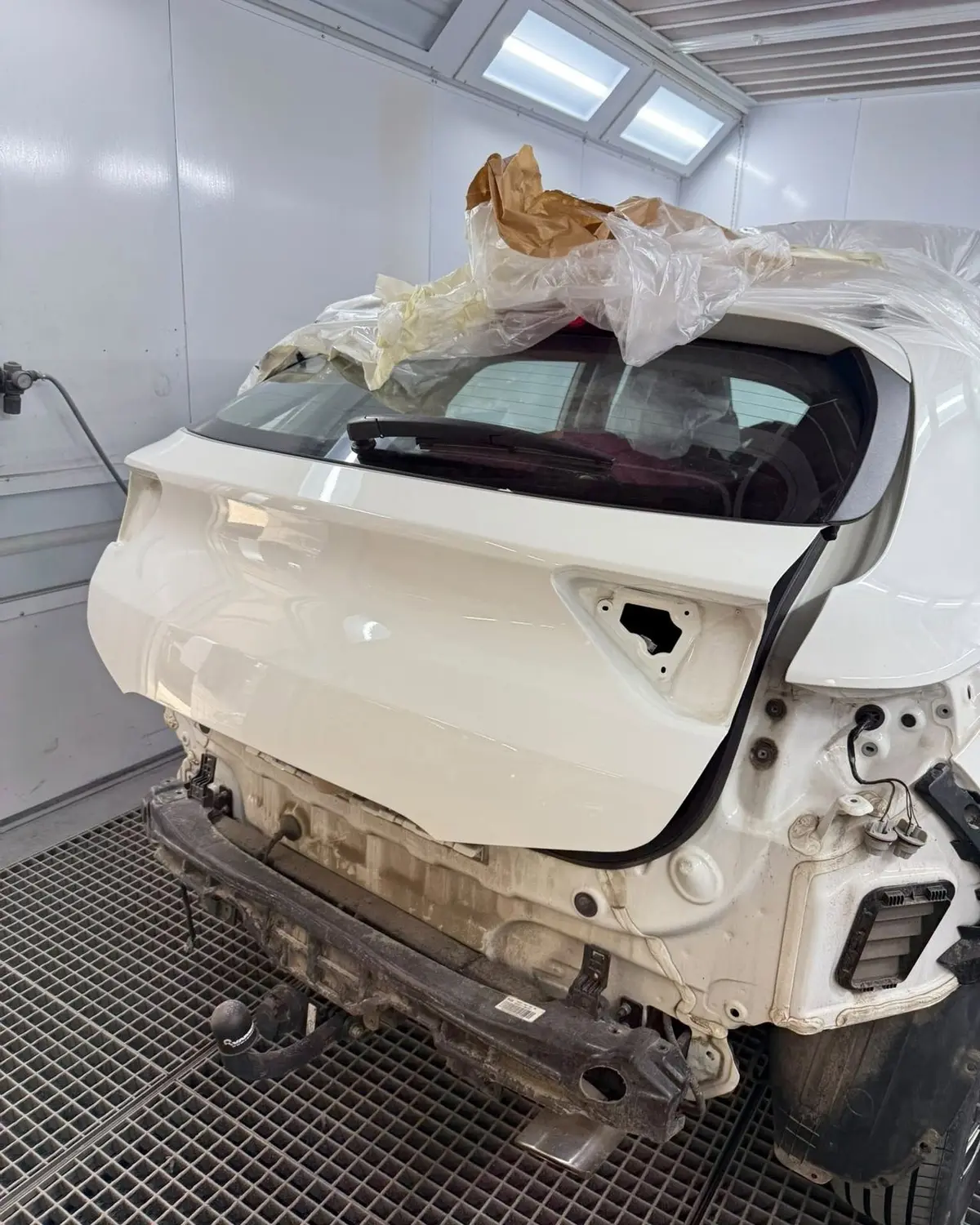 Kia Stonic, páté dveře připravené na lakování v lakovně