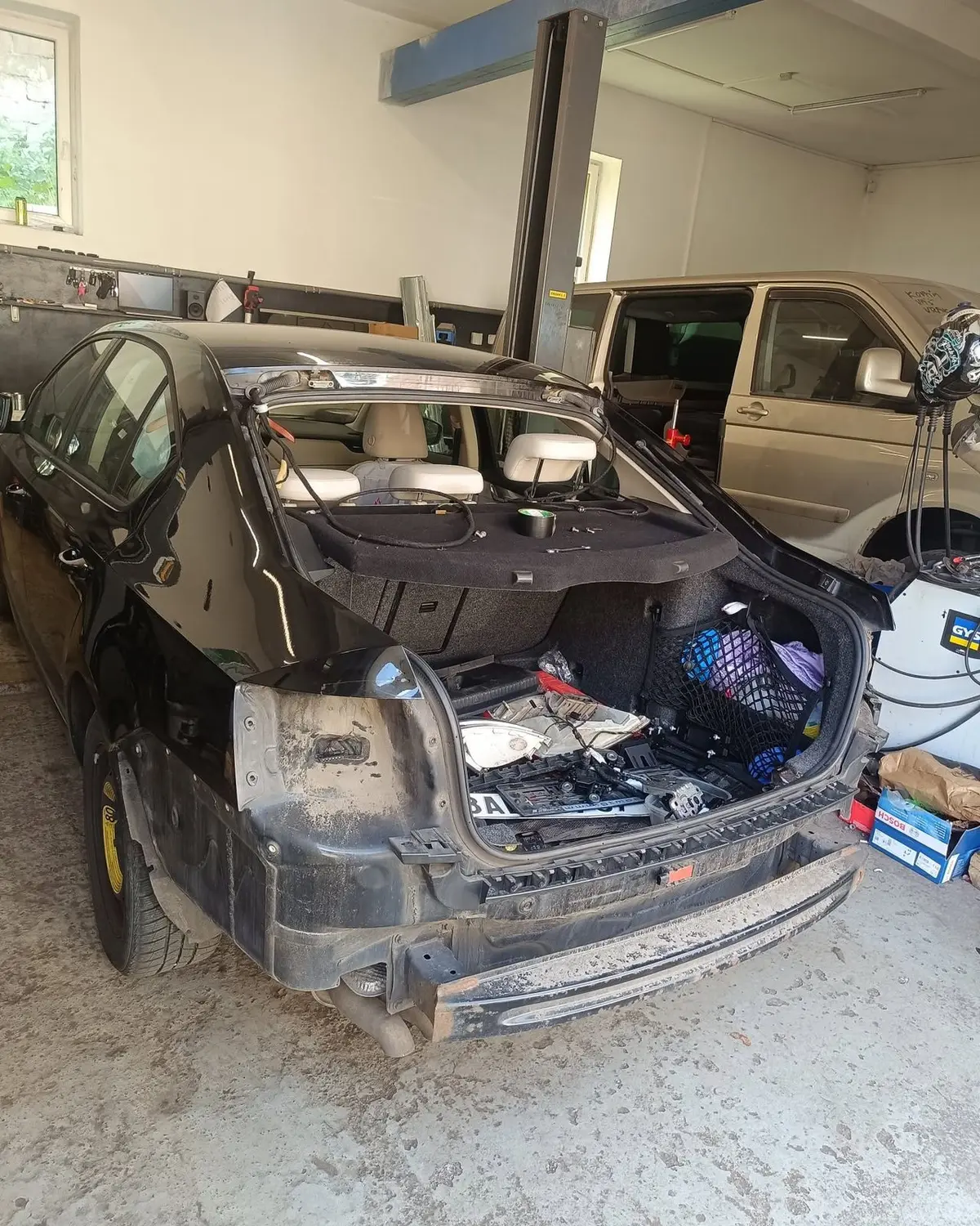 Škoda Octavia 3 s demontovanými poškozenými díly po nehodě