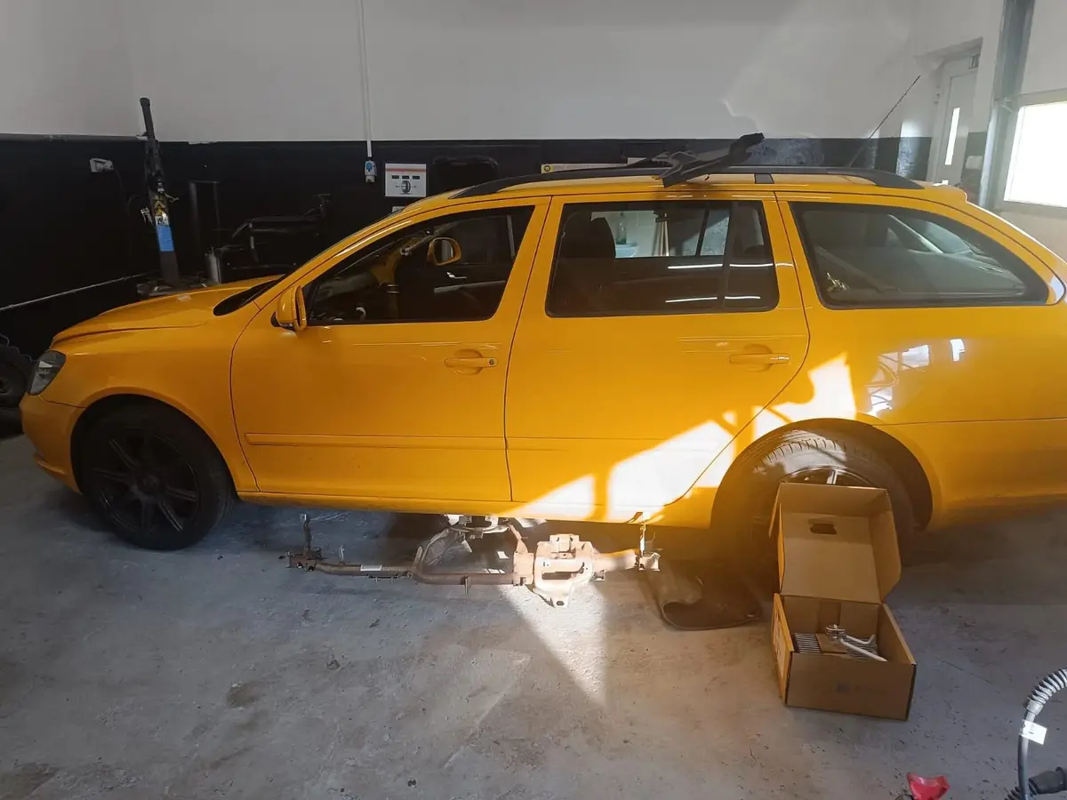 Škoda Octavia 2 na zvedáku před opravou klimatizace