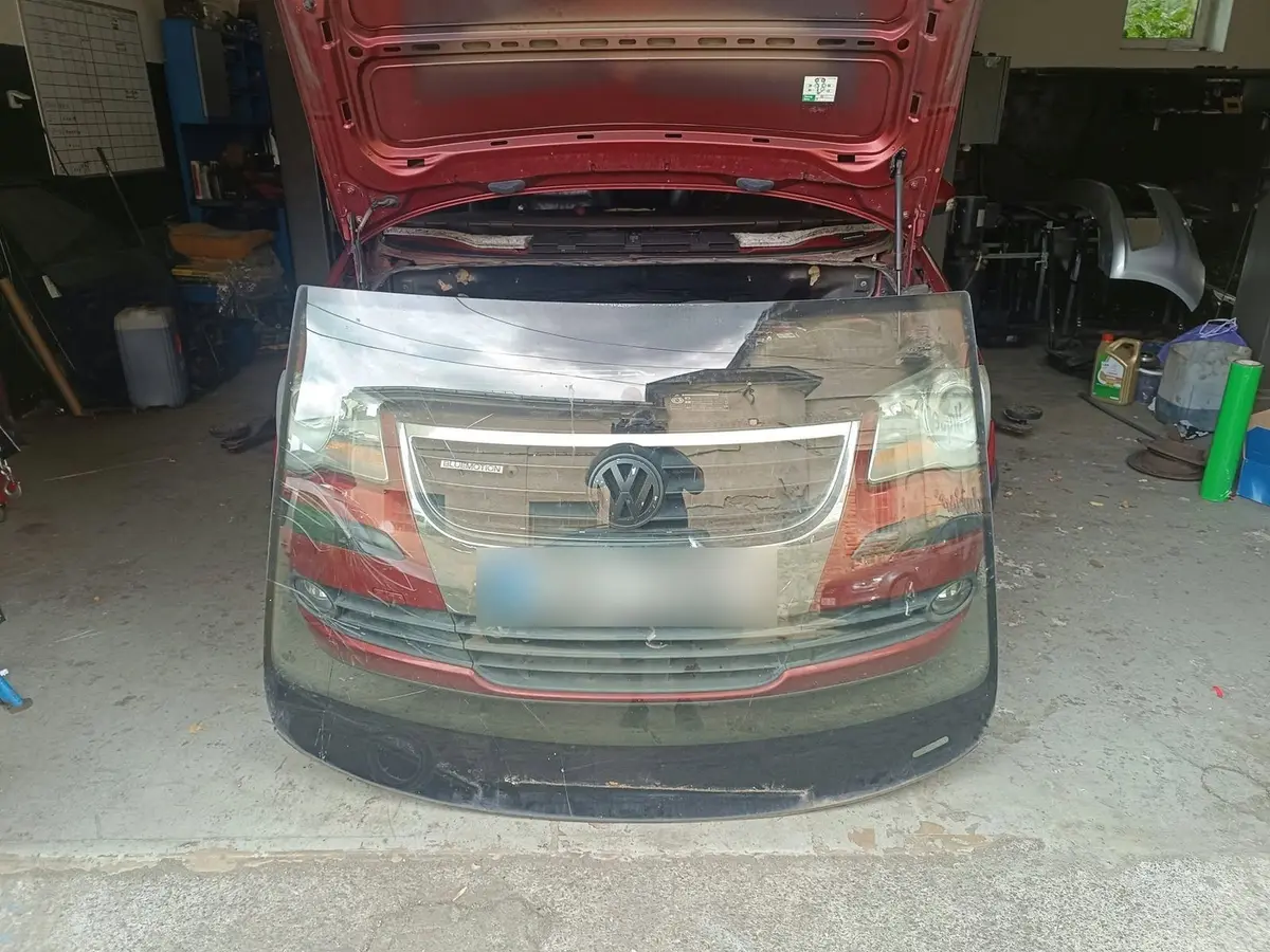 Volkswagen Touran, demontované staré čelní sklo