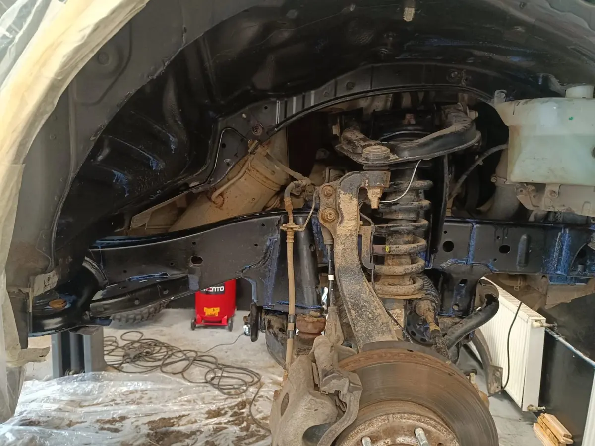 Zkorodovaný a zablácený podvozek Ford Ranger před ošetřením